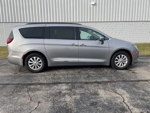 Used 2017 Chrysler Pacifica Touring-L image 16