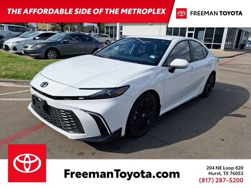 Used 2025 Toyota Camry SE w/ Convenience Package image 1