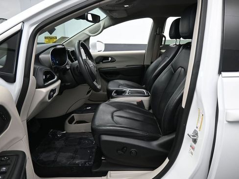 Used 2022 Chrysler Pacifica Touring-L FWD image 11