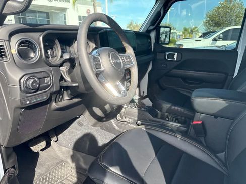 Used 2024 Jeep Wrangler Unlimited Sahara w/ Technology Group AWD/4WD image 14