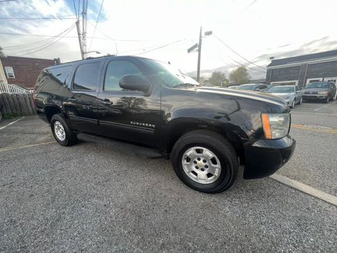 Used 2009 Chevrolet Suburban LT image 2