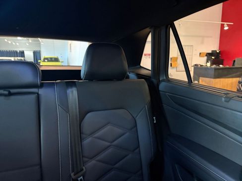 Used 2025 Volkswagen Atlas Cross Sport SE image 37