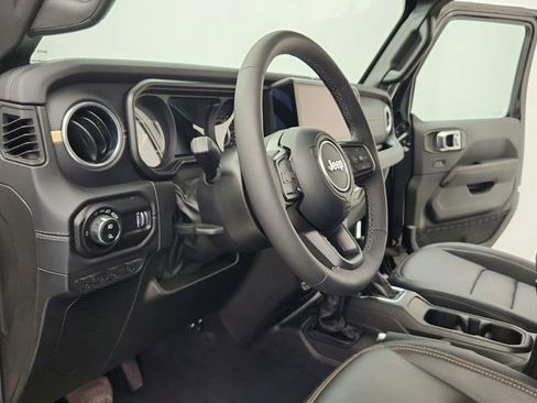 Used 2025 Jeep Gladiator Mojave AWD/4WD image 28