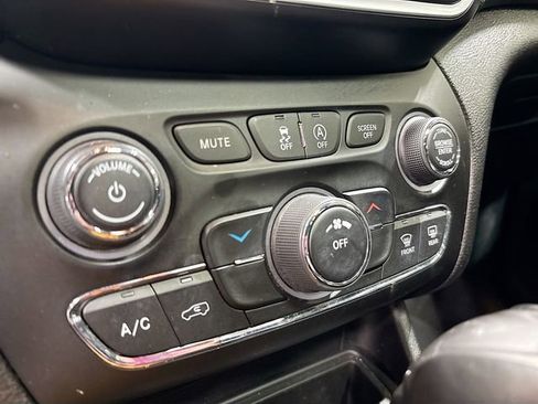 Used 2021 Jeep Cherokee Latitude Plus w/ Sun & Sound Group image 17