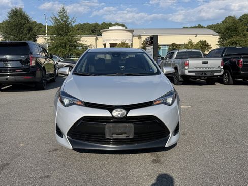 Used 2018 Toyota Corolla LE w/ Carpet Mat Package (TMS) FWD image 2