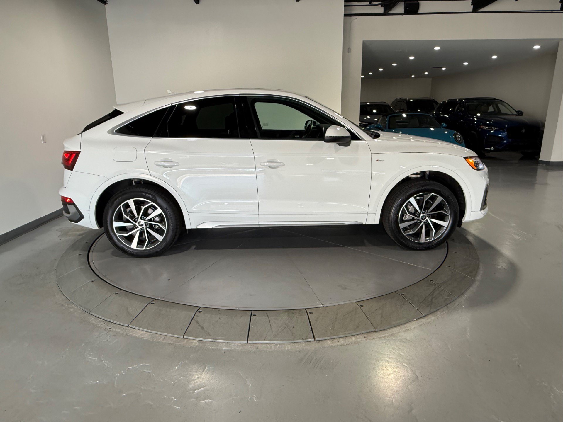 Used 2023 Audi Q5 2.0T Premium w/ Convenience Package AWD/4WD image 11