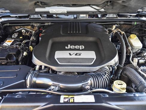 Used 2015 Jeep Wrangler Unlimited Sahara image 25