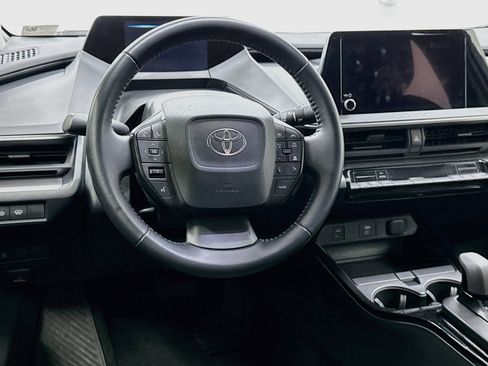 Used 2025 Toyota Prius LE FWD image 18
