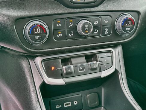 Used 2024 GMC Terrain SLE w/ Driver Convenience Package FWD image 17