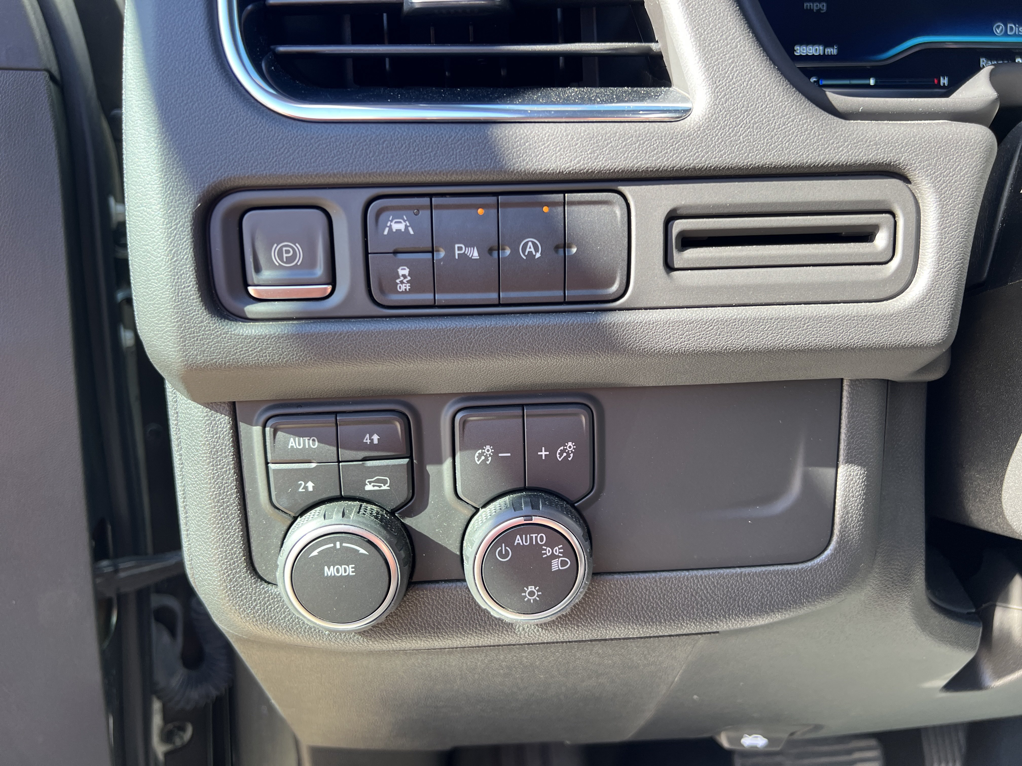 Used 2023 Chevrolet Suburban RST AWD/4WD image 17