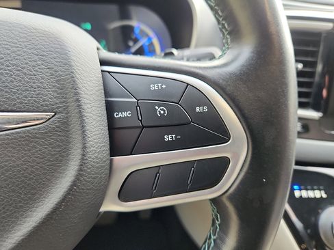 Used 2018 Chrysler Pacifica Touring-L image 22