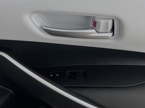 Used 2025 Toyota Corolla SE image 32