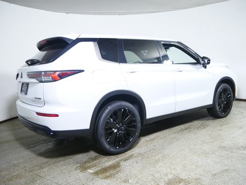 New 2026 Mitsubishi Outlander LE AWD/4WD image 2