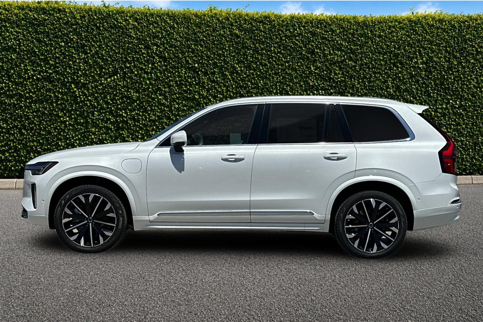 New 2026 Volvo XC90 T8 Plus w/ Protection Package Premier AWD/4WD image 3