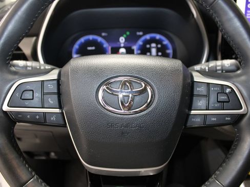 Used 2023 Toyota Highlander Limited FWD image 12