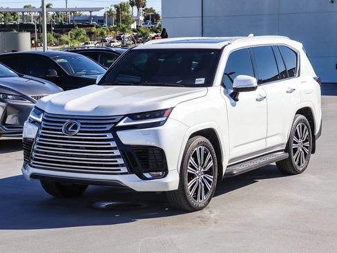 Used 2025 Lexus LX 600 4WD w/ Luxury Package image 3