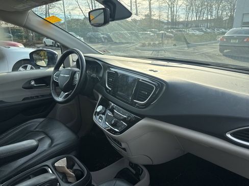 Used 2020 Chrysler Pacifica Touring-L image 16