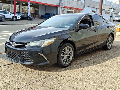 Used 2016 Toyota Camry SE image 3