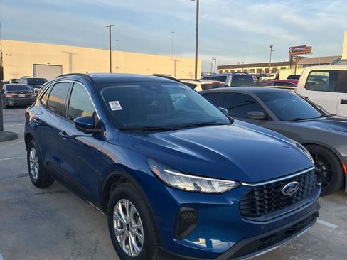 Used 2023 Ford Escape Active w/ Tech Pack #2 image 2