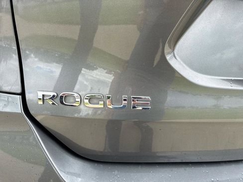Used 2018 Nissan Rogue SV w/ Premium Package FWD image 17