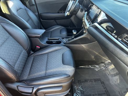Certified 2022 Kia Niro LXS image 10