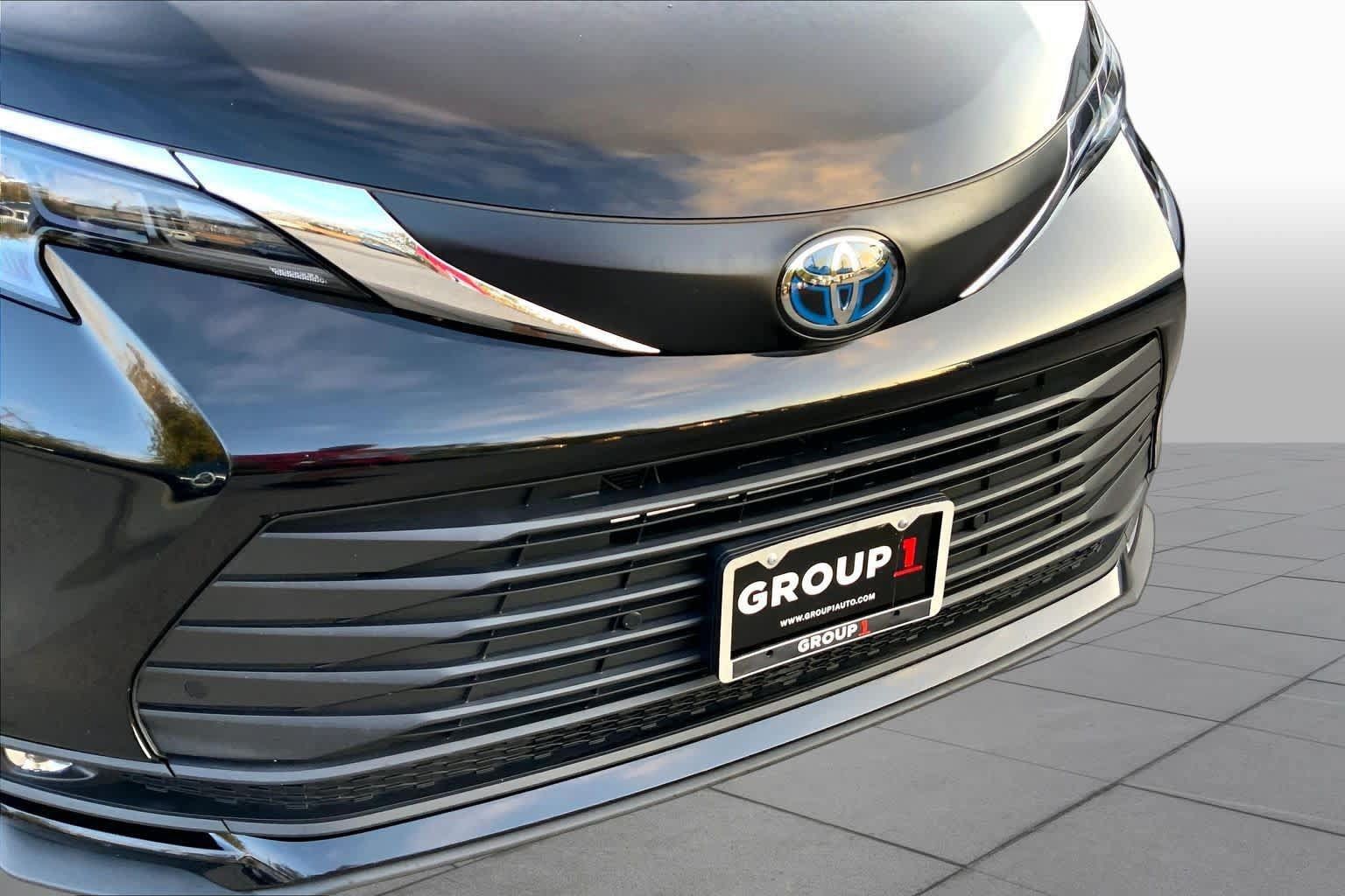 Used 2025 Toyota Sienna XLE FWD image 30
