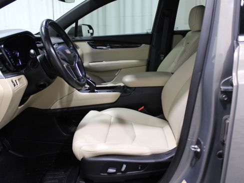 Used 2019 Cadillac XT5 FWD image 3