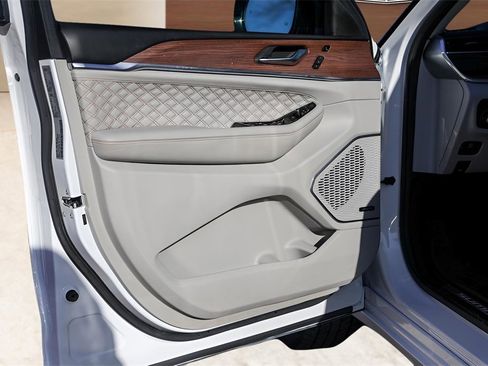 Used 2023 Jeep Grand Cherokee Summit w/ Luxury Tech Group V image 27