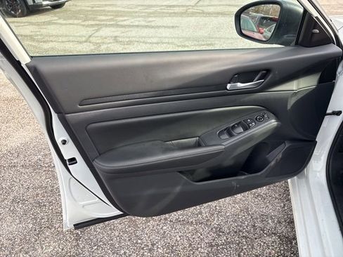 Used 2025 Nissan Altima 2.5 SV image 10
