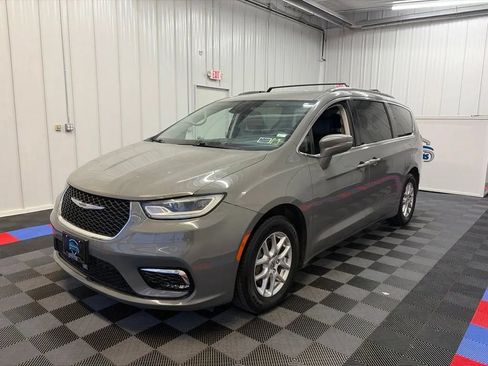 Used 2022 Chrysler Pacifica Touring-L FWD image 6