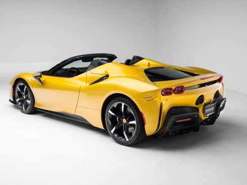 Used 2023 Ferrari SF90 Spider image 18