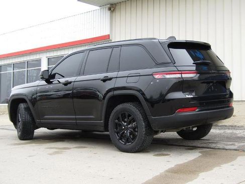 Used 2024 Jeep Grand Cherokee Altitude AWD/4WD image 10