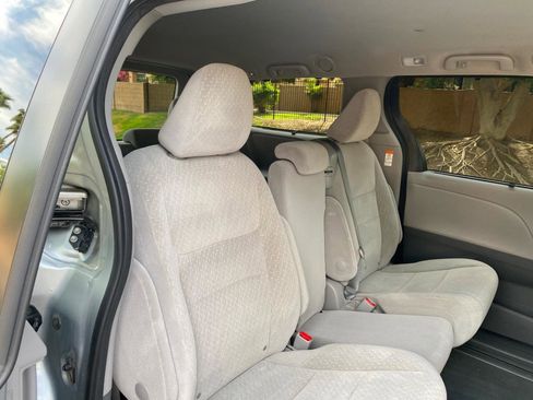 Used 2020 Toyota Sienna LE w/ LE Preferred Package image 46