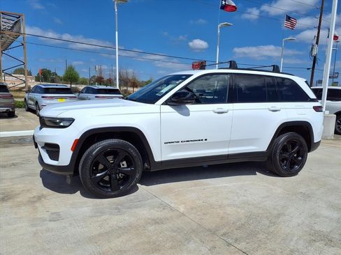 Used 2023 Jeep Grand Cherokee Altitude AWD/4WD image 3