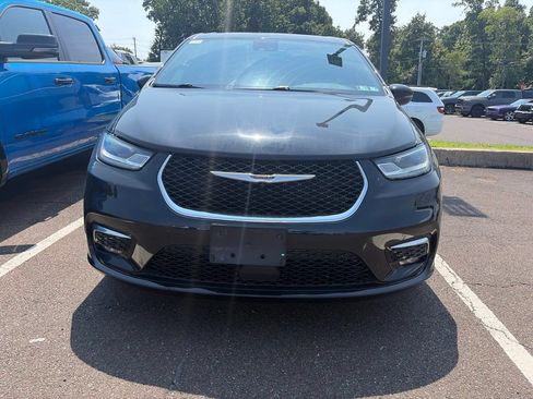 Used 2025 Chrysler Pacifica Select FWD image 2