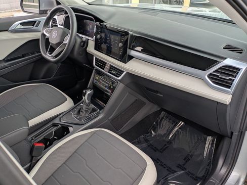 Used 2025 Volkswagen Taos SE w/ Panoramic Sunroof Package FWD image 21