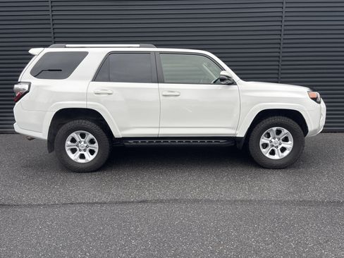 Used 2020 Toyota 4Runner SR5 Premium w/ Moonroof Package AWD/4WD image 5