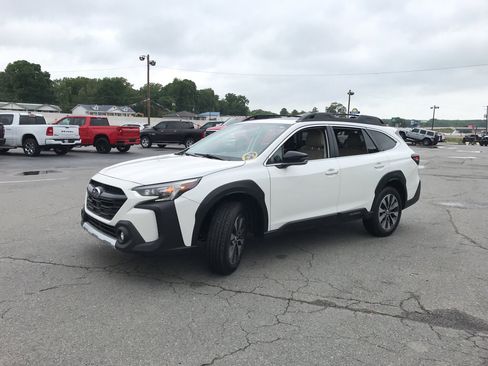 Used 2024 Subaru Outback Limited AWD/4WD image 3