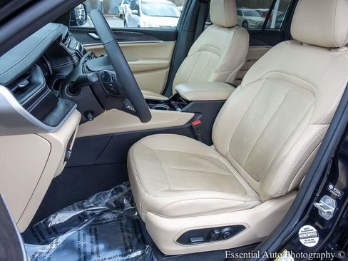 Used 2023 Jeep Grand Cherokee Limited w/ Luxury Tech Group II image 9