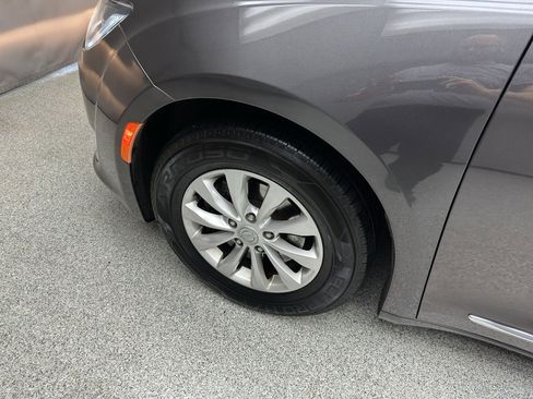 Used 2019 Chrysler Pacifica Touring-L FWD image 7
