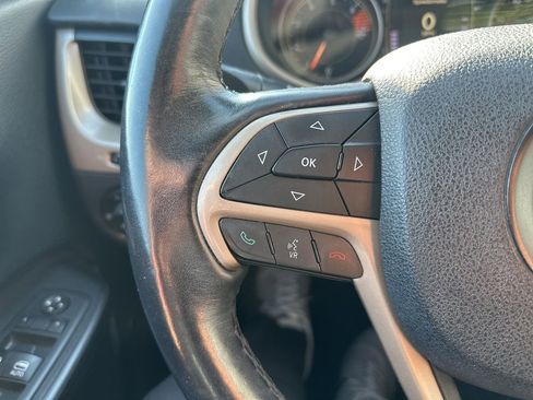 Used 2017 Jeep Cherokee Latitude w/ Cold Weather Group image 18