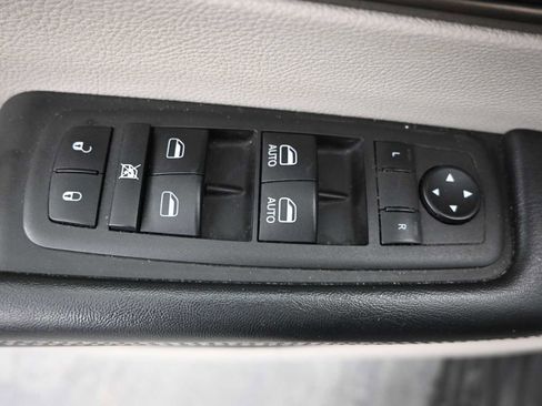 Used 2022 Chrysler Voyager LX image 17