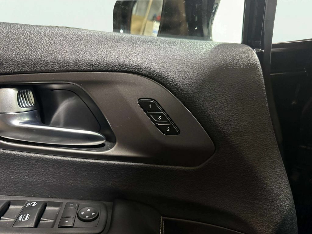 Used 2025 Chrysler Pacifica Select FWD image 18
