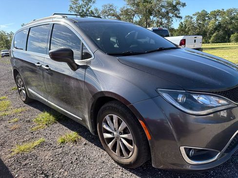 Used 2017 Chrysler Pacifica Touring-L FWD image 3