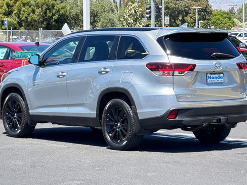 Used 2019 Toyota Highlander SE AWD/4WD image 3