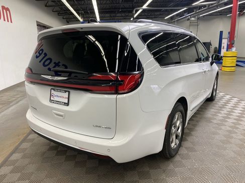 Used 2023 Chrysler Pacifica Limited image 10
