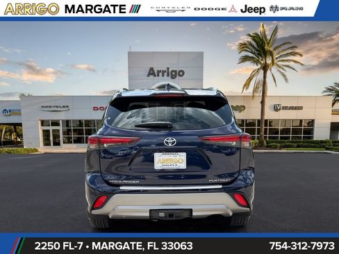 Used 2024 Toyota Highlander Platinum FWD image 6
