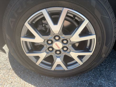 Used 2023 GMC Acadia SLT FWD image 24