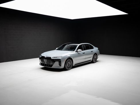 Used 2024 BMW i7 xDrive60 w/ M Sport Package RWD image 83