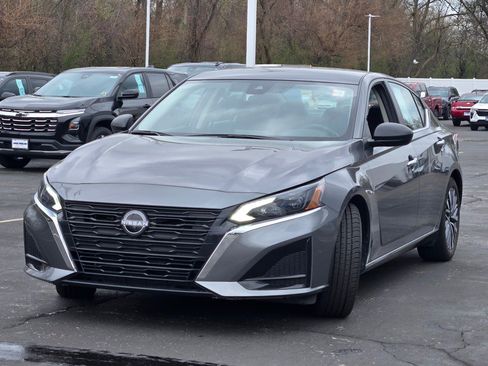 Used 2025 Nissan Altima 2.5 SV FWD image 5
